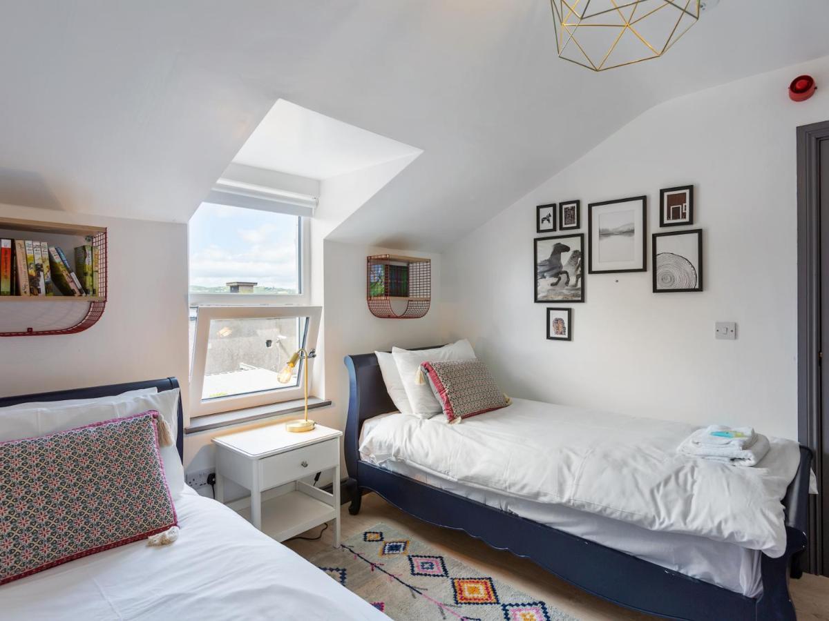 Macs Townhouse Dungarvan Дънгарван Екстериор снимка